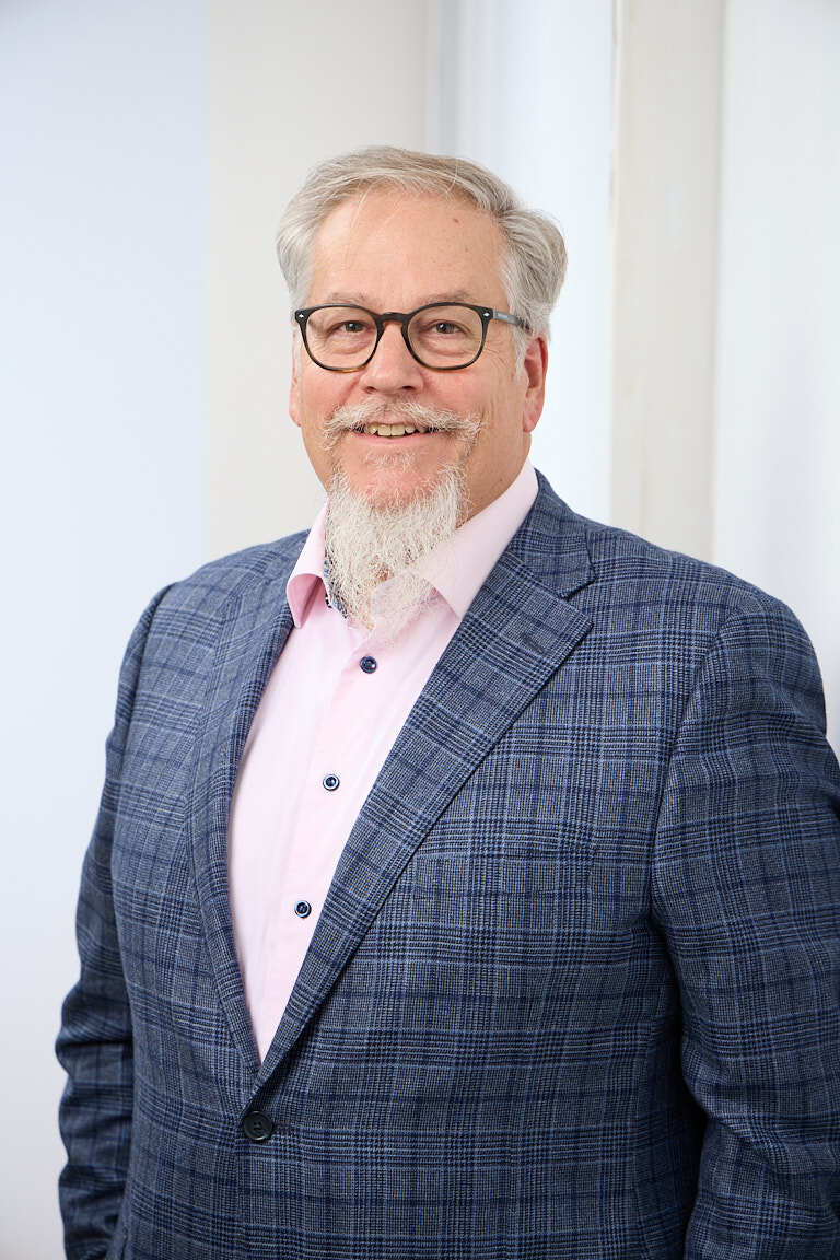 Ed Marsh, private equity operating partner advisor, in a navy blazer